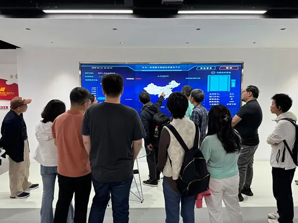 参观前沿九游会j9的产品展示区